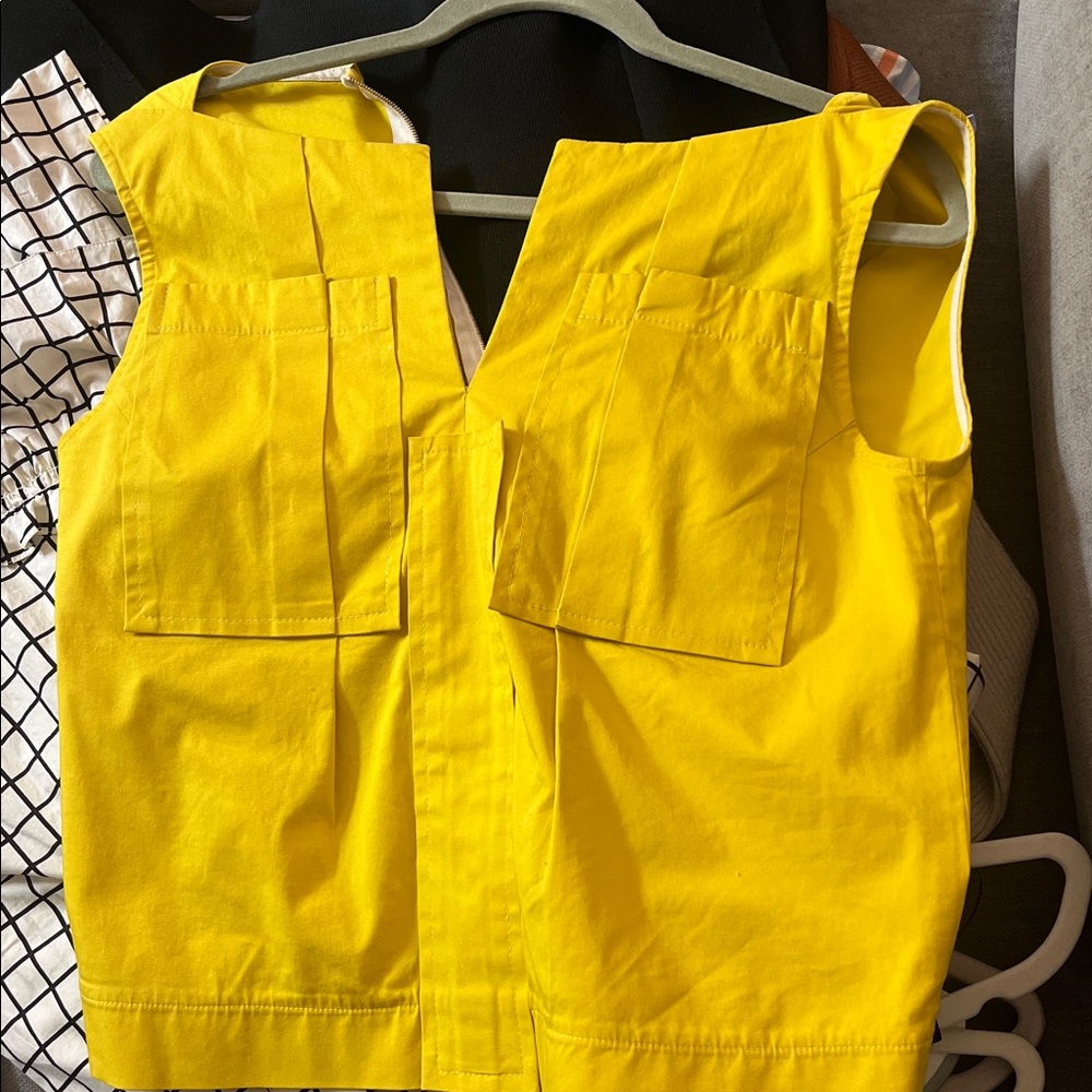 Yellow sleeveless top - exceptional details
